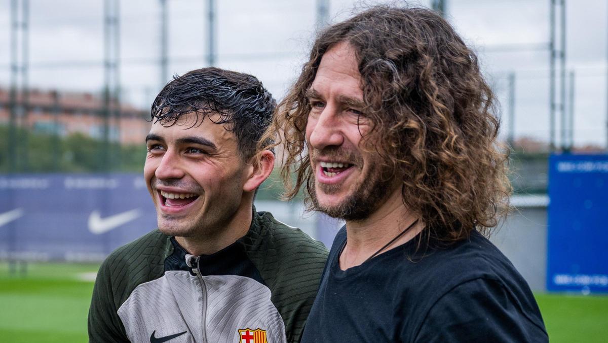 Carles Puyol, junto a Pedri en la Ciutat Esportiva