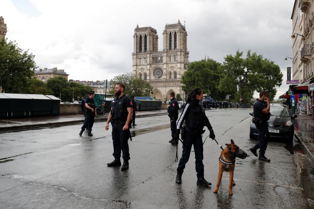 Ataque a un policía en Notre Dame