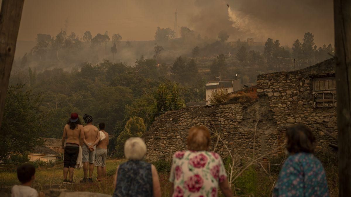 El foc a Ourense s’agreuja mentre les flames de Portugal ja passen a Galícia El foc a Ourense s’agreuja mentre les flames de Portugal ja passen a Galícia