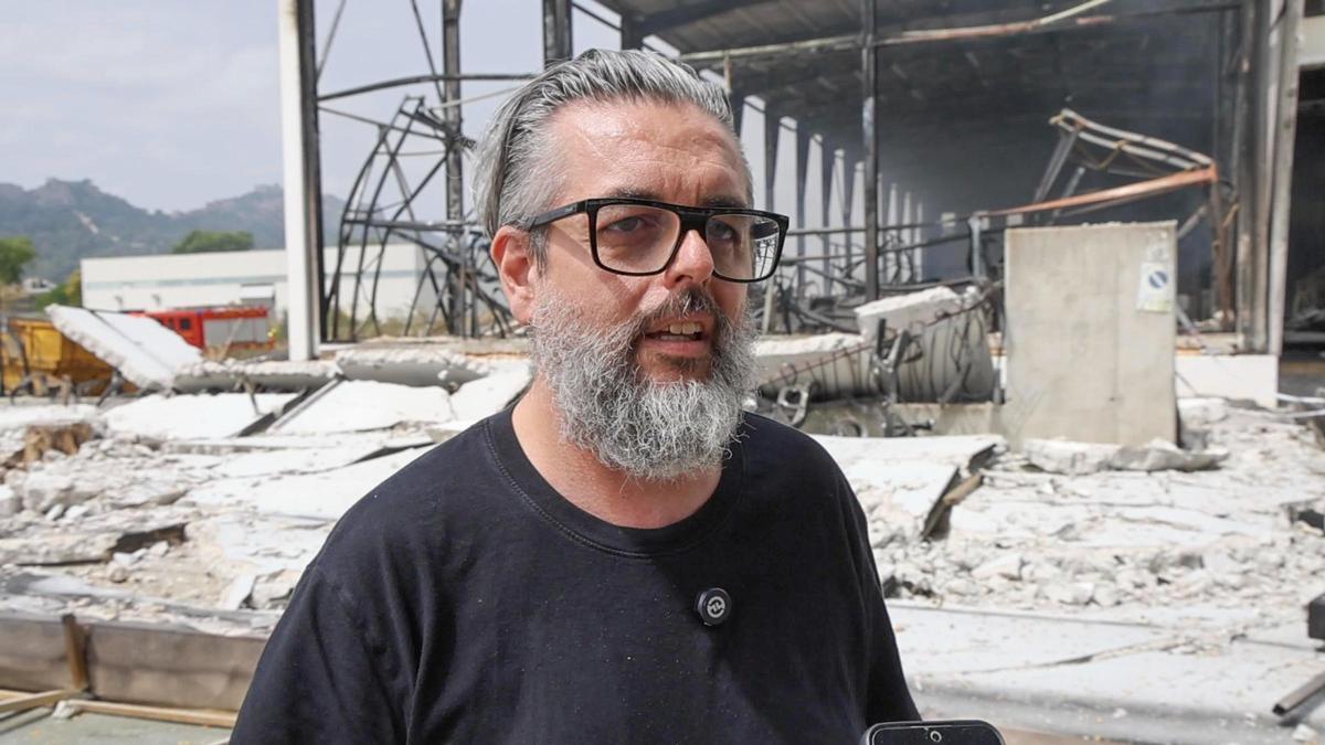 Alfredo Pardo, responsable de un espacio de coworking ubicado en una nave contigua al espacio arrasado por el fuego en Xàtiva.