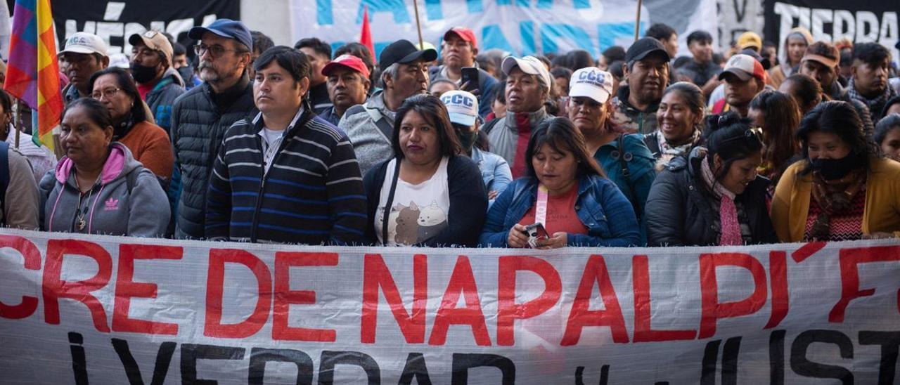 Miembros de las comunidades indígenas argentinas de Qom y Moqoit marchan para exigir justicia por la masacre de Napalpí en el inicio del juicio.