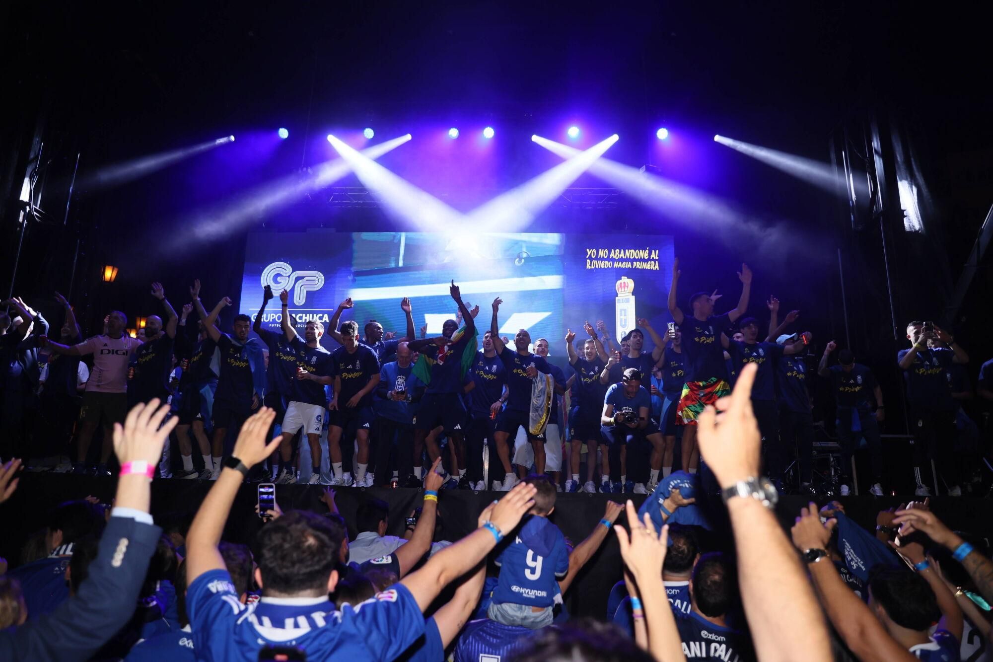 Así se celebró el ascenso del Oviedo a Primera: la afición estalla en una noche histórica