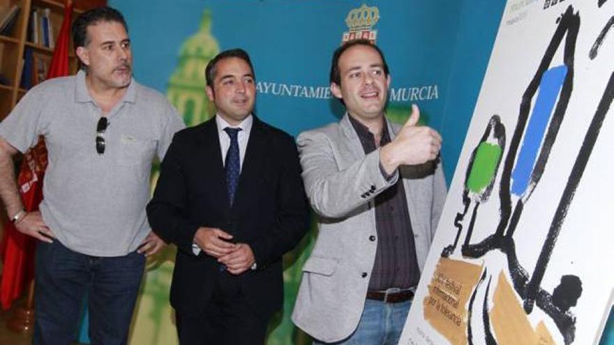 Curro Piñana (d), el concejal Rafael Gómez (c) y Pepe Piñana presentaron ayer el concierto en el que participará Samira Kadiri.