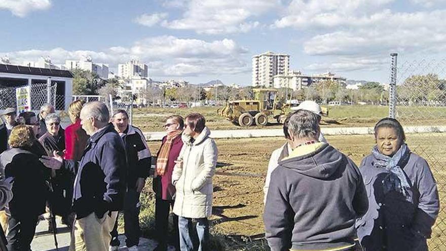 El grupo de vecinos se colocó ante una entrada a la parcela.