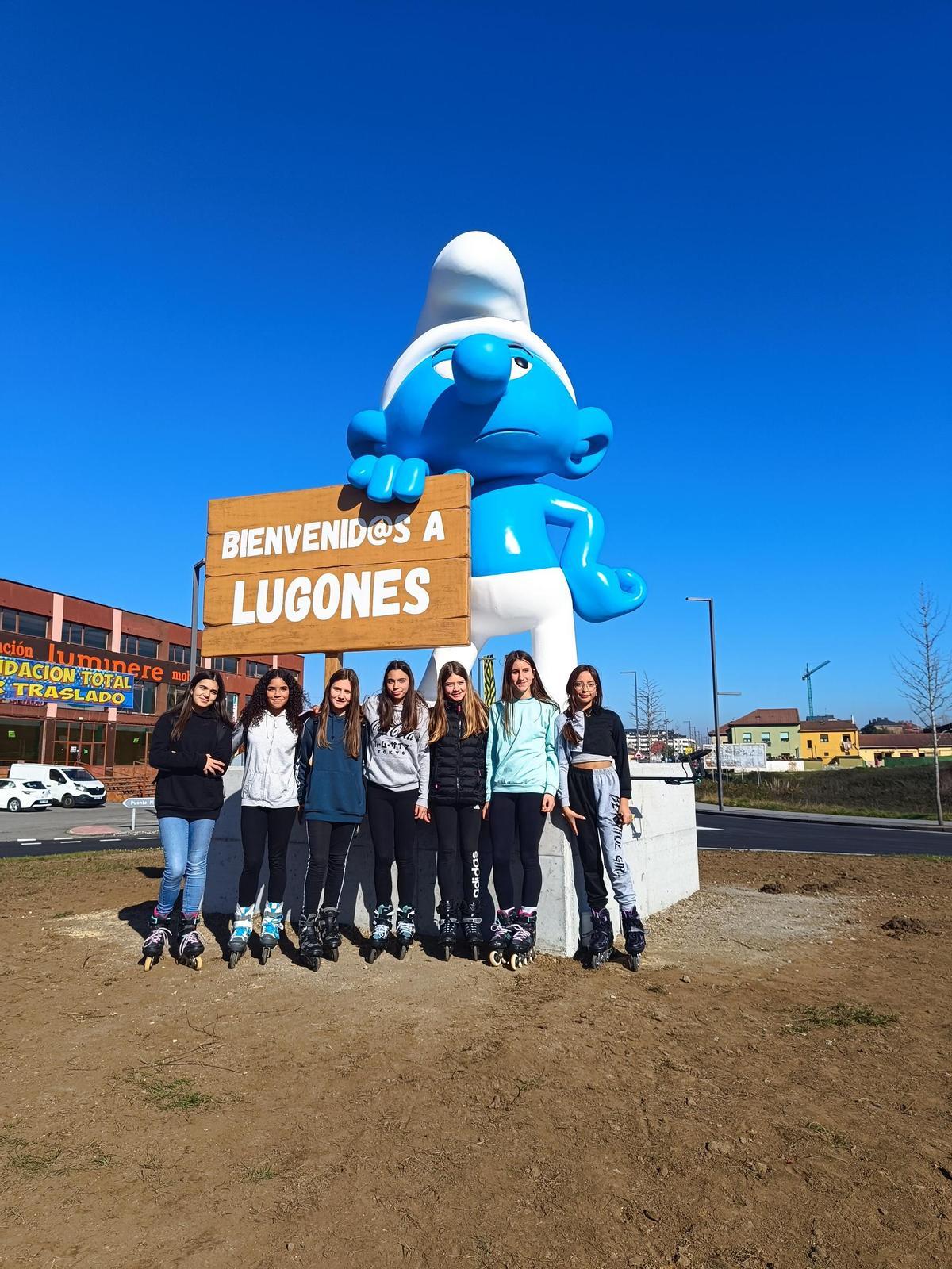 Por la izquierda, las patinadoras Daniela Martínez, Vianna Silvio, Celia Álvarez, Lara Martínez, Julia Jiménez, Mara Gutiérrez y Nira García, ante &quot;Gruñón&quot;.