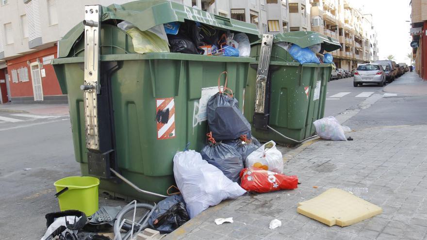 Basura acumulada en la vía pública