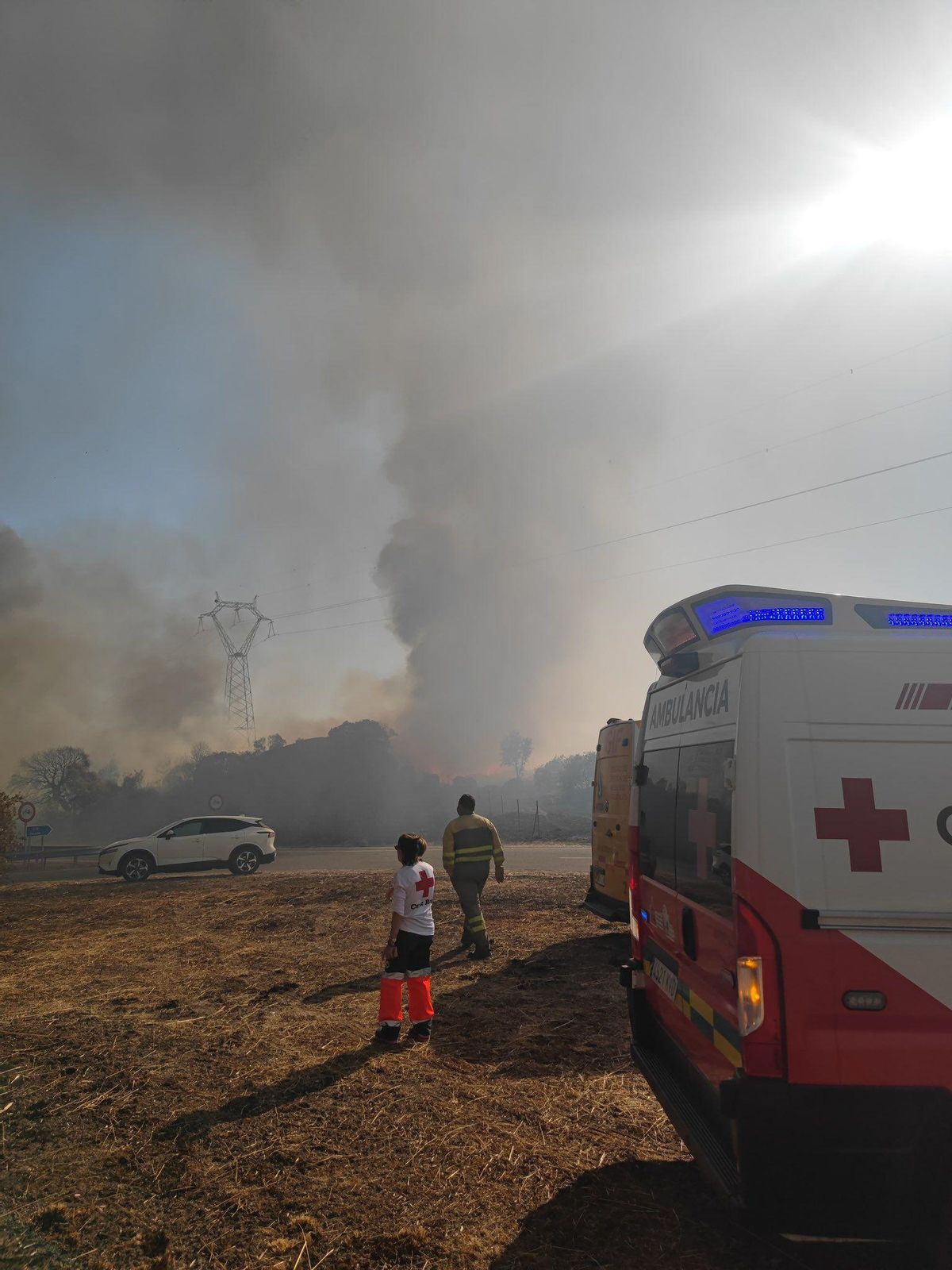 Medios de Cruz Roja apoyando en el incendio de Trujillo.
