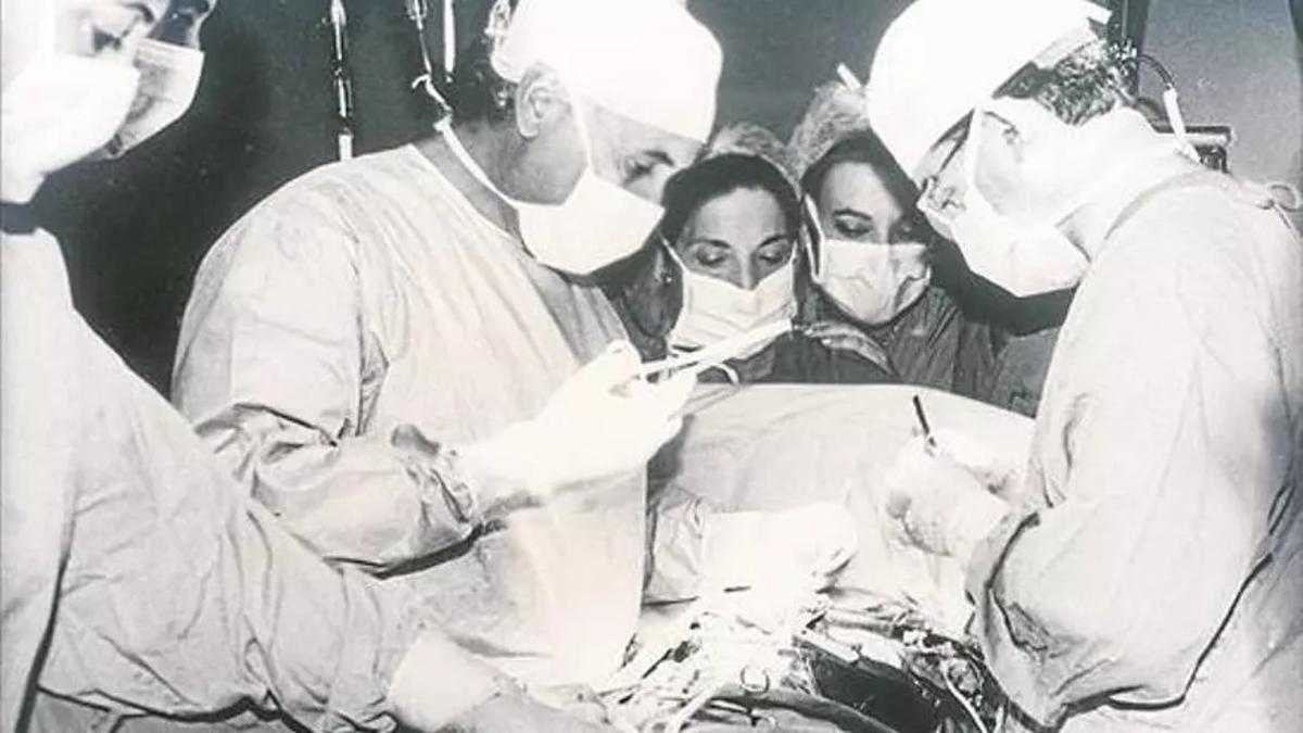 El doctor Concha, junto a otros profesionales, durante el primer trasplante de corazón realizado en Córdoba en 1986.