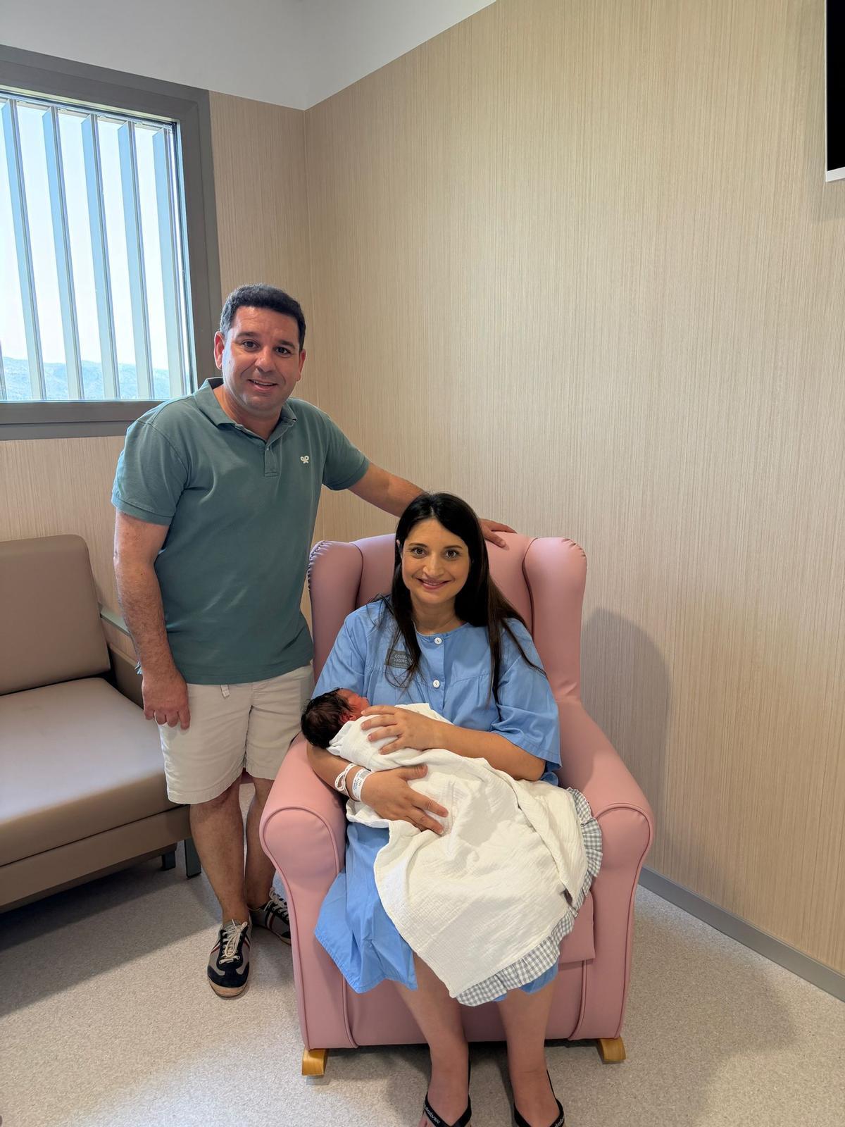 Jordi Martí y Elena Sanz con su hija Blanca, la primera bebé nacida en el nuevo hospital de Ontinyent.