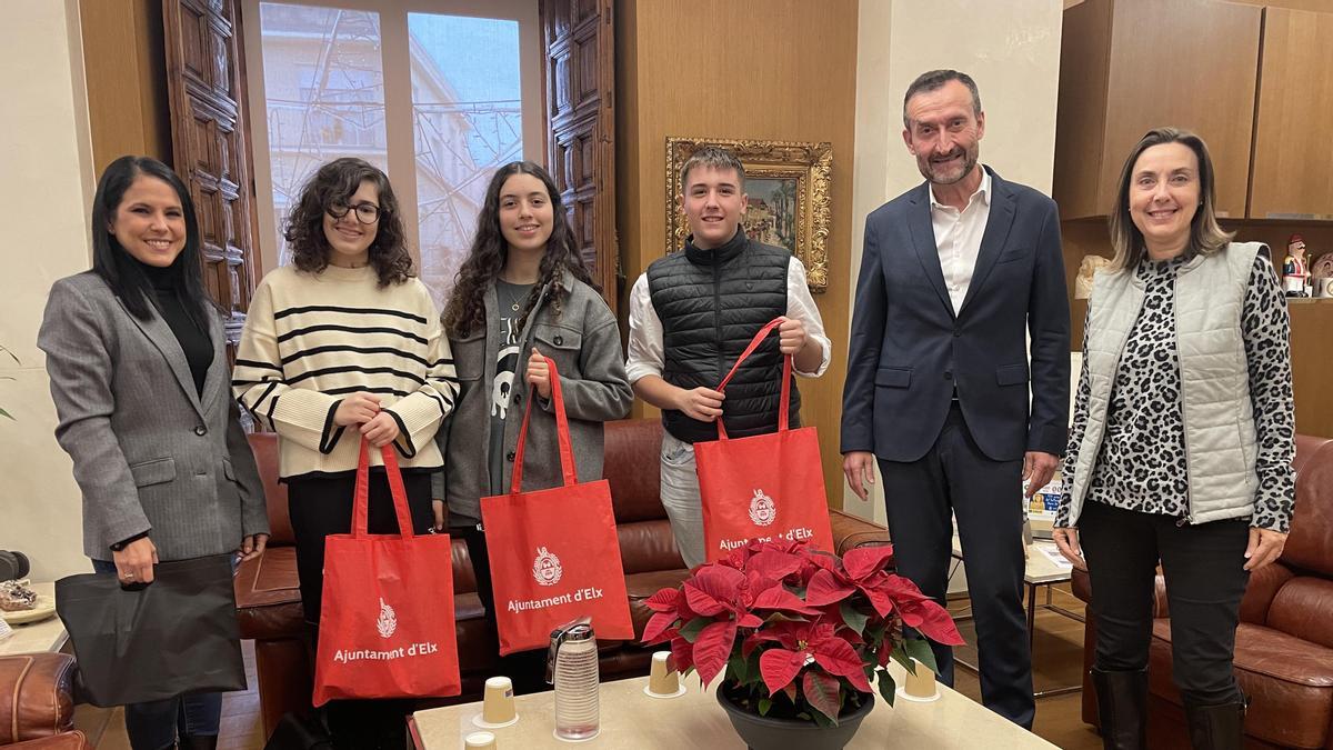 Recepción a los estudiantes participantes y a su orientadora en la Alcaldía de Elche