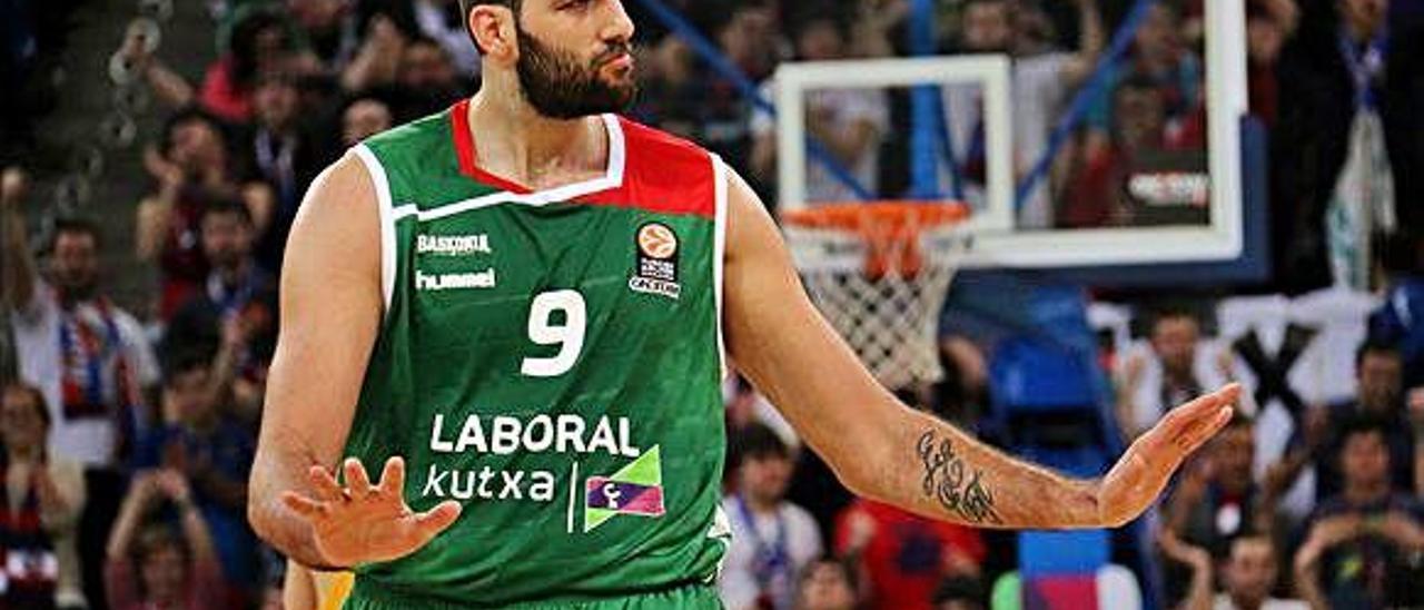 Ionannis Bourousis hace un gesto a la grada del Fernando Buesa Arena, en la temporada 2015-2016, cuando fue el MVP de la Liga Endesa.