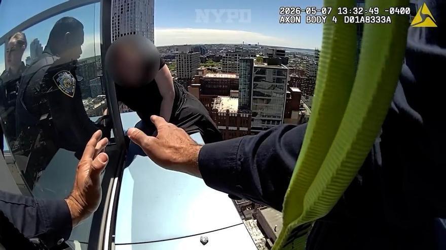 La policía de Nueva York rescata a una mujer al borde de un rascacielos