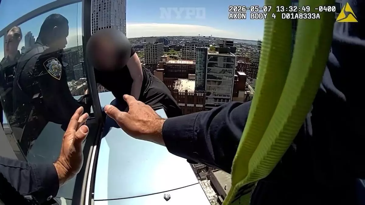 La policía de Nueva York rescata a una mujer al borde de un rascacielos