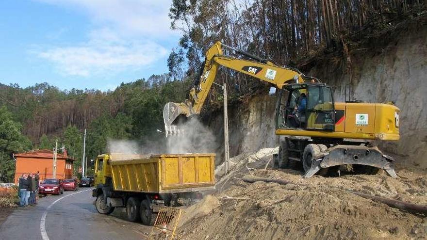 Obras en la carretera de Piñeiro, ayer. // D. P.