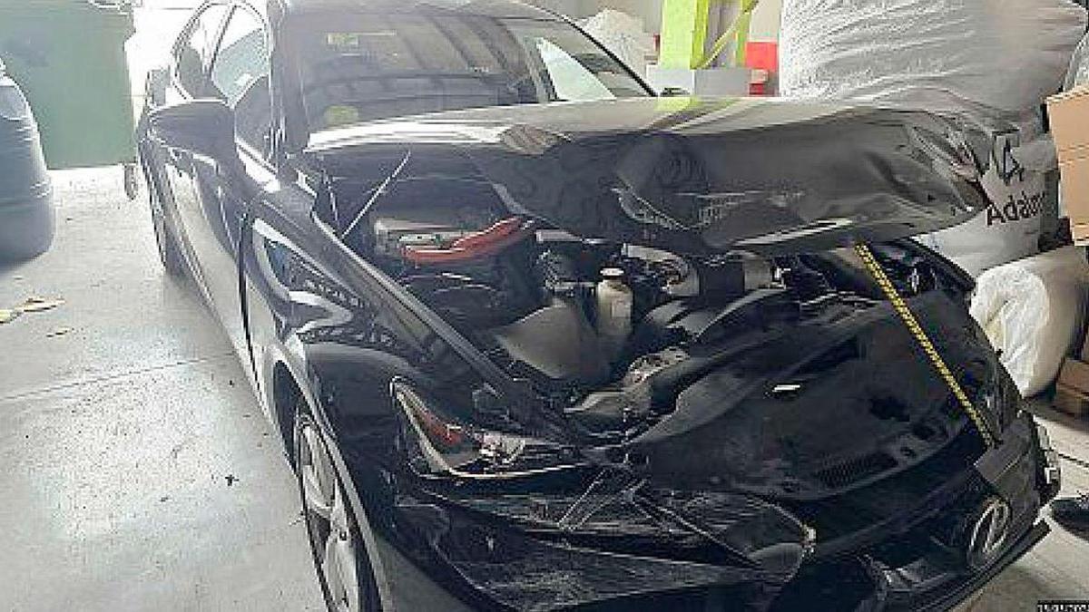 El coche oficial de Prohens, un Lexus híbrido de color negro, sufrió cuantiosos daños materiales en la parte frontal.