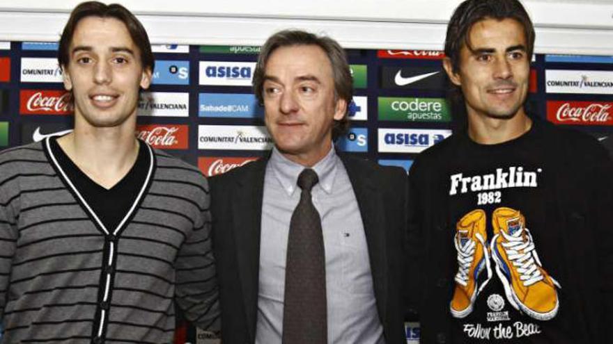 Jesús García Pitarch, entre Javito y David Cortés, durante la presentación de los futbolistas.