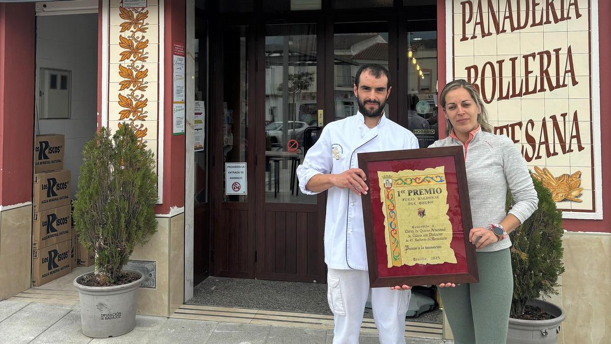 Inma Villalba y José Manuel Garrote, artífices de la tarta de queso ganadora