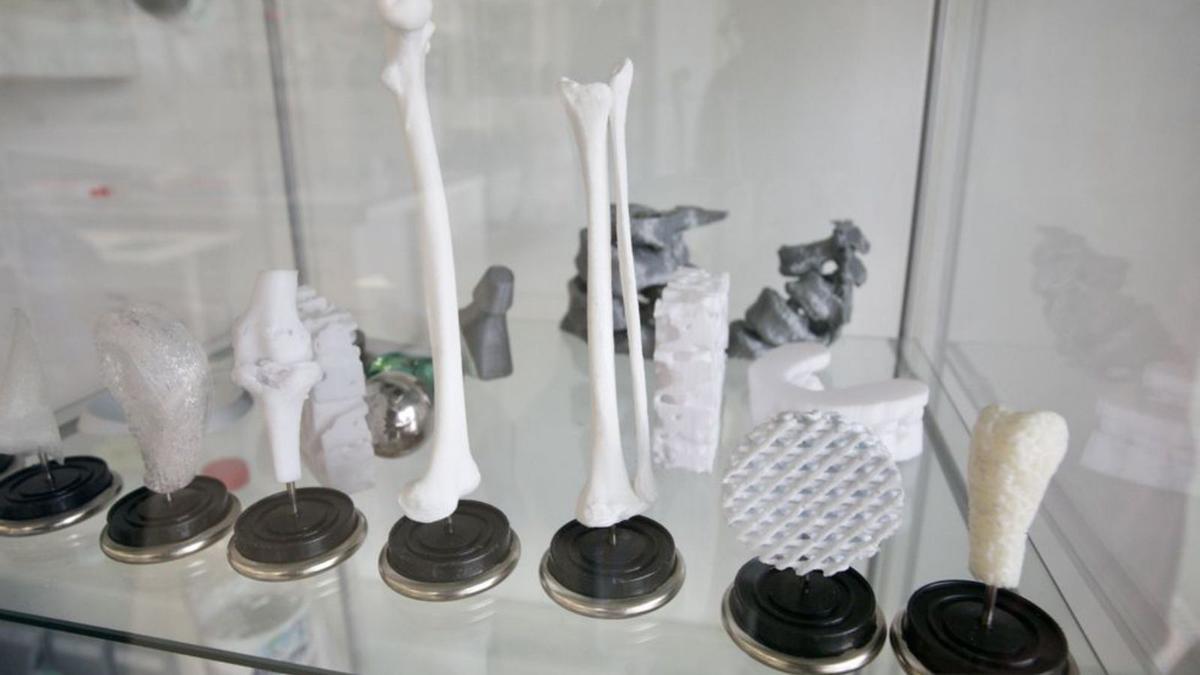 Muestras de prótesis creadas mediante impresión 3D en uno de los laboratorios.  