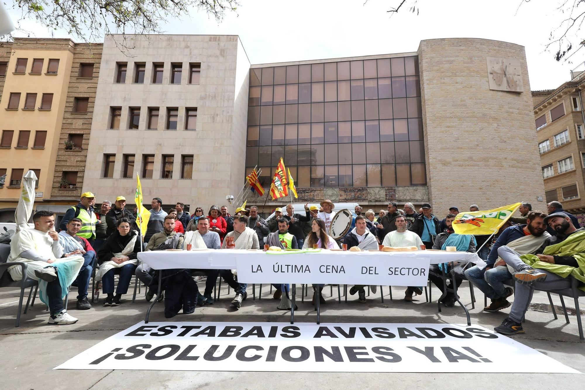 En imágenes | Concentración de los agricultores antes la consejería de Agricultura en Zaragoza