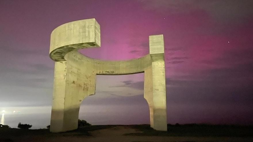 La impresionante estampa de una aurora boreal vista en Gijón: &quot;Fue impactante&quot;