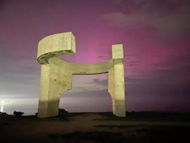 Las espectaculares imágenes de una aurora boreal vista desde Gijón