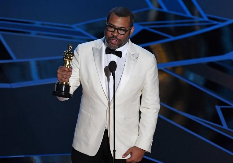 Jordan Peele con el Oscar al mejor guion original.