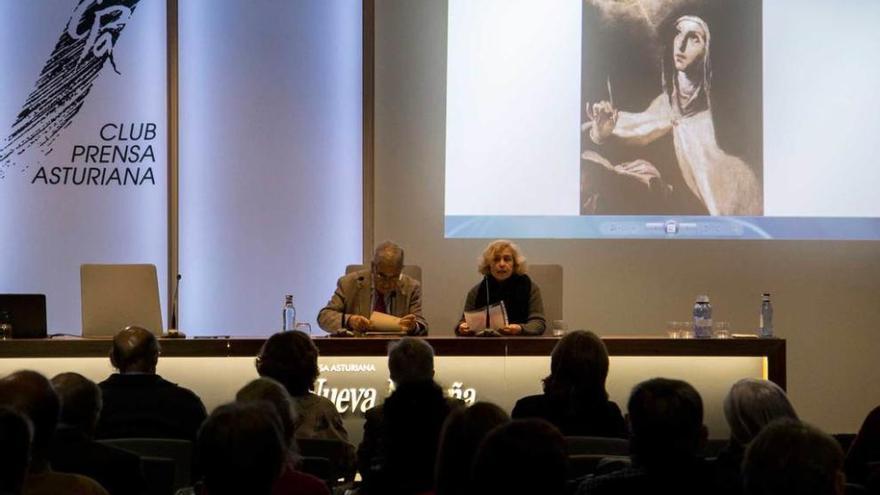 Esteban Greciet y Marta Suárez Carro, ayer, durante la ponencia sobre Santa Teresa que el escritor y periodista ofreció en el Club Prensa Asturiana de LA NUEVA ESPAÑA.