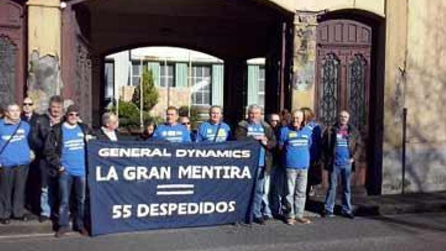 Una protesta de trabajadores despedidos ante la fábrica de armas de Trubia.