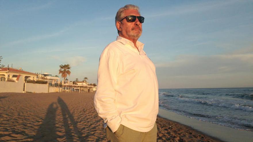 César Lucas posa para la foto en una playa de Marbella.