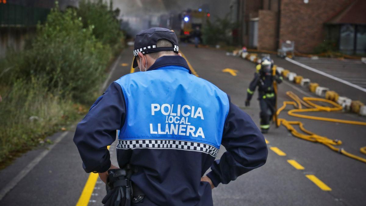 Un agente de Llanera, en una imagen de archivo, durante labores de apoyo a la extinción de un incendio