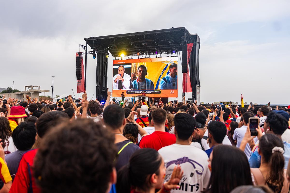 Aficionados de la selección española y de la selección argentina siguen la final del Mundial 2026 en la pantalla gigante situada en la Plataforma Marina del Fòrum