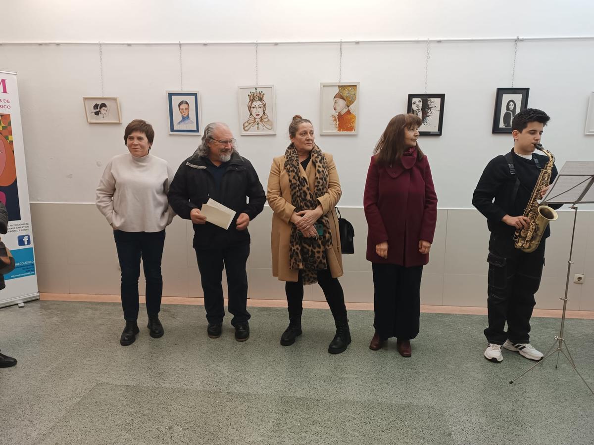 La inauguración de la exposición "Imaginarium", de Marisa Vázquez, en la sede de Adicam en Cangas.