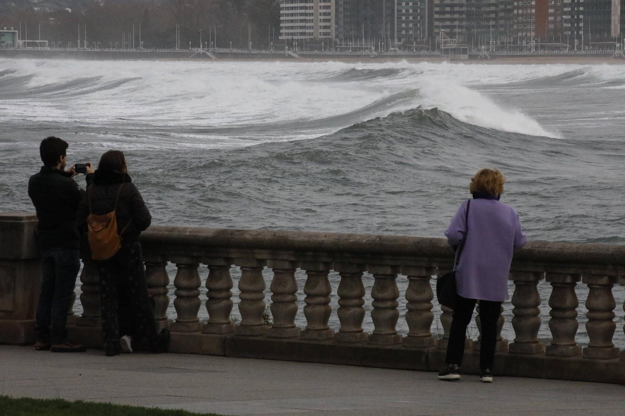 El oleaje vuelve a azotar la costa de Gijón y la Policía precinta parte del Muro (en imágenes)