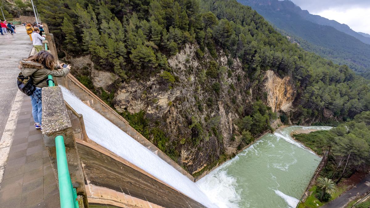 El embalse de Guadalest desembalsando agua tras las intensas lluvias del pasado mes de marzo.