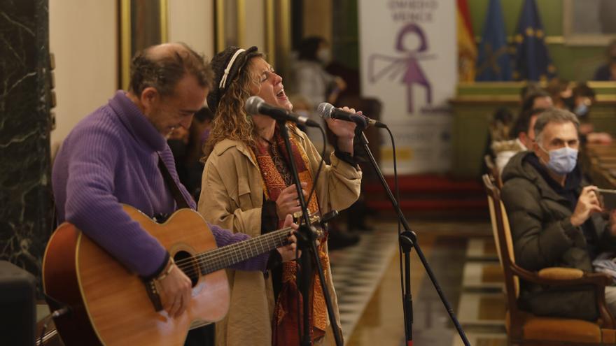 25N, &quot;Nos queremos vivas&quot;: así fue el emotivo conciento de Jorge Colsa y Gema Bravo en el Ayuntamiento de Oviedo