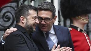 Burnham acompanya Zelenski: "Per al món està clar qui és l’agressor"