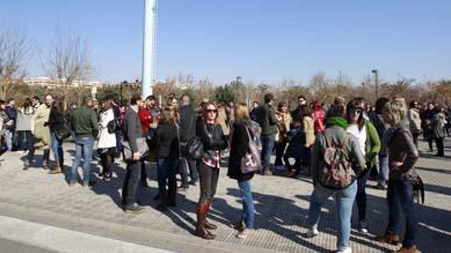 Opositores esperando el comienzo del examen, ayer, ante el hospital La Fe.