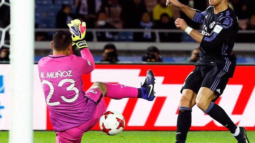 Cristiano Ronaldo supera a Muñoz en la jugada del segundo gol madridista.