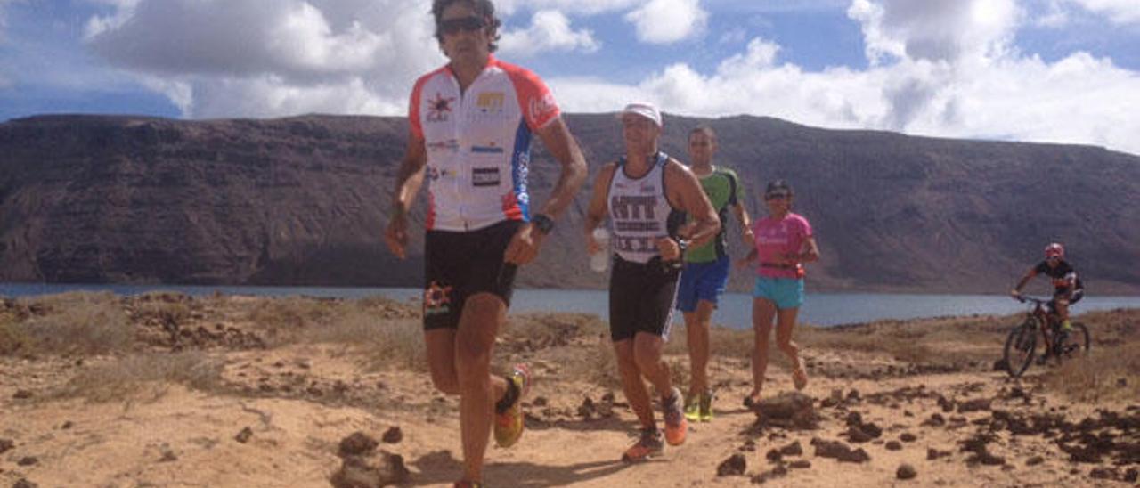 Patricio Doucet, en primer término, ayer, durante su carrera en La Graciosa.