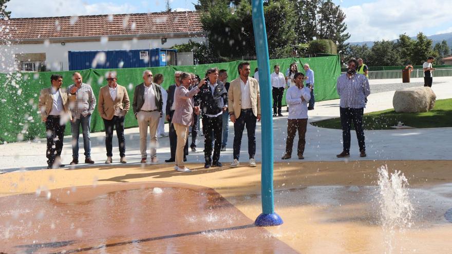 Arriba, la comitiva oficial, durante la visita al Aquapark. Abajo, la nueva zona “splash. |  // FERNANDO CASANOVA