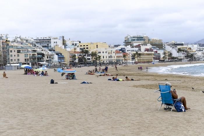 Día festivo en la Playa de Las Canteras