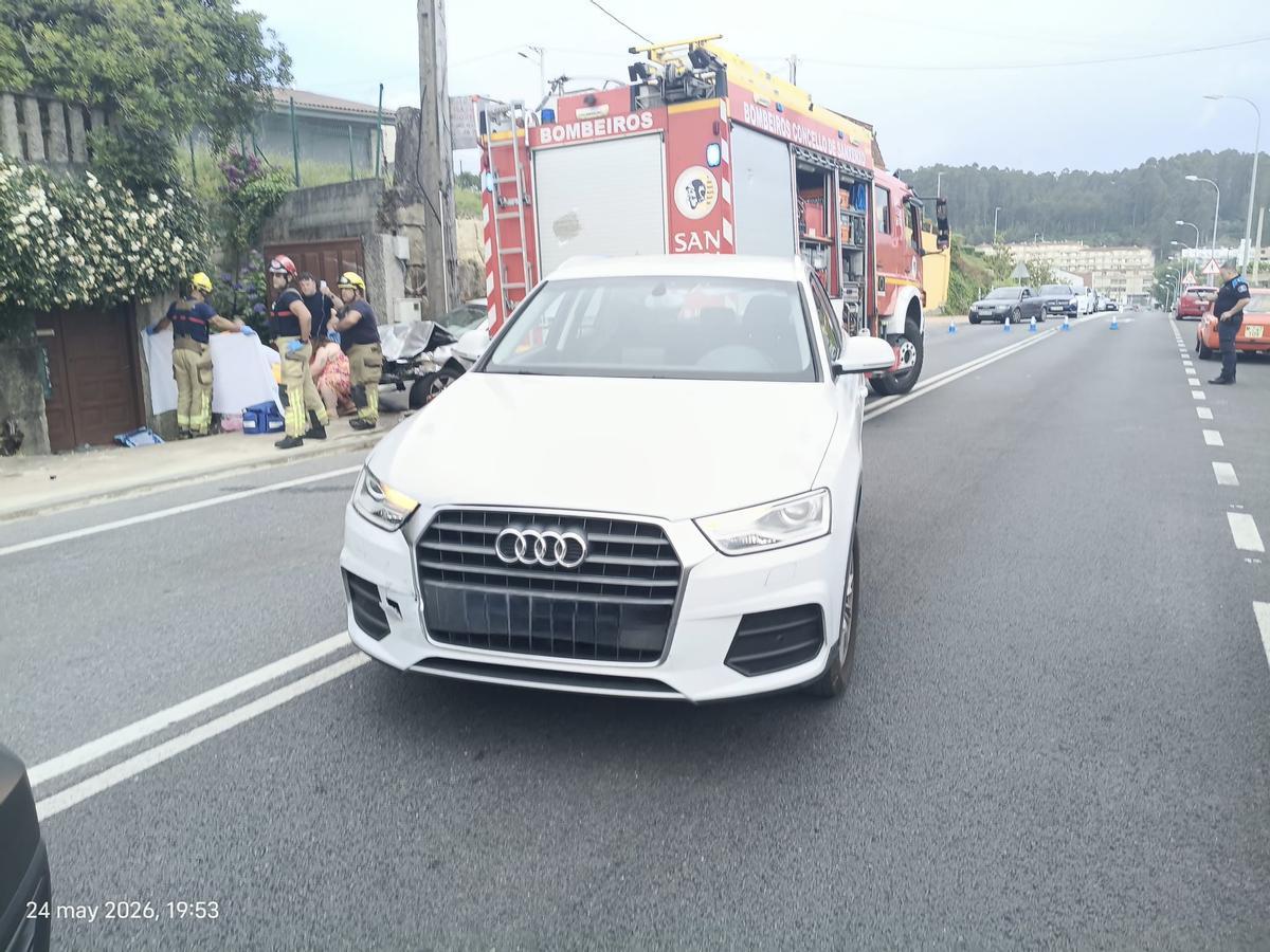 Uno de los coches implicados, con la carretera cortada