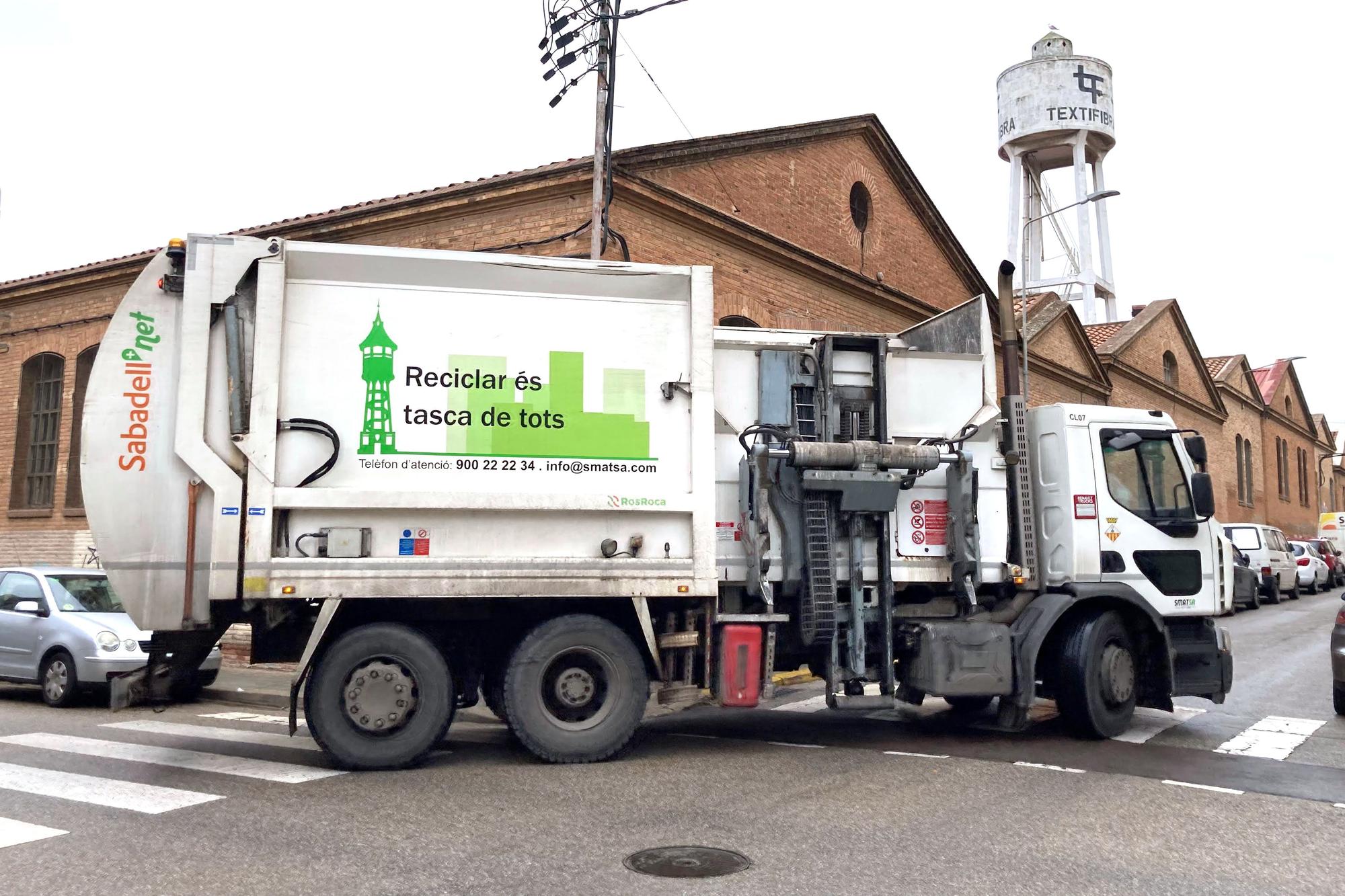 Un camión de la empresa Smatsa recogiendo las basuras en el barrio de Gràcia de Sabadell