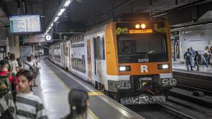 Un tren de Rodalies, en la estación de Barcelona Sants