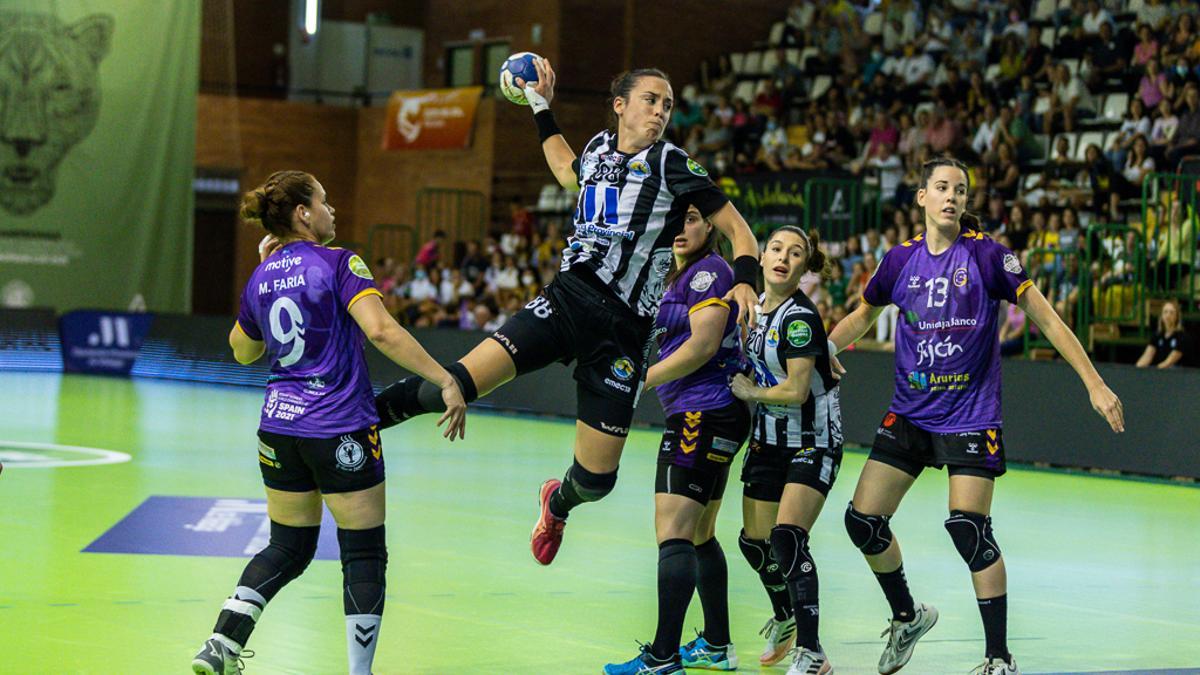 Paula García, protagonista del partido al vivir su último encuentro como profesional.