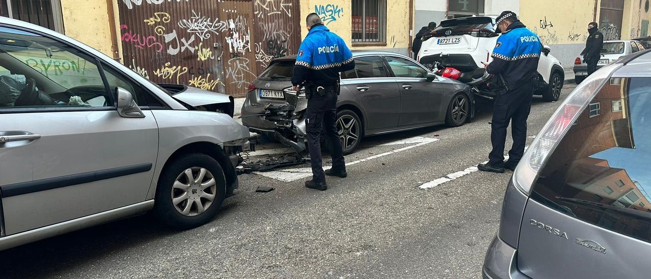 Los policias municipales levantan atestado del accidente múltiple.