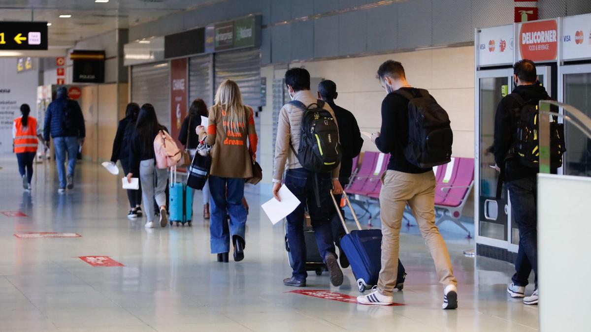 Pasajeros en el aeropuerto de Ibiza.