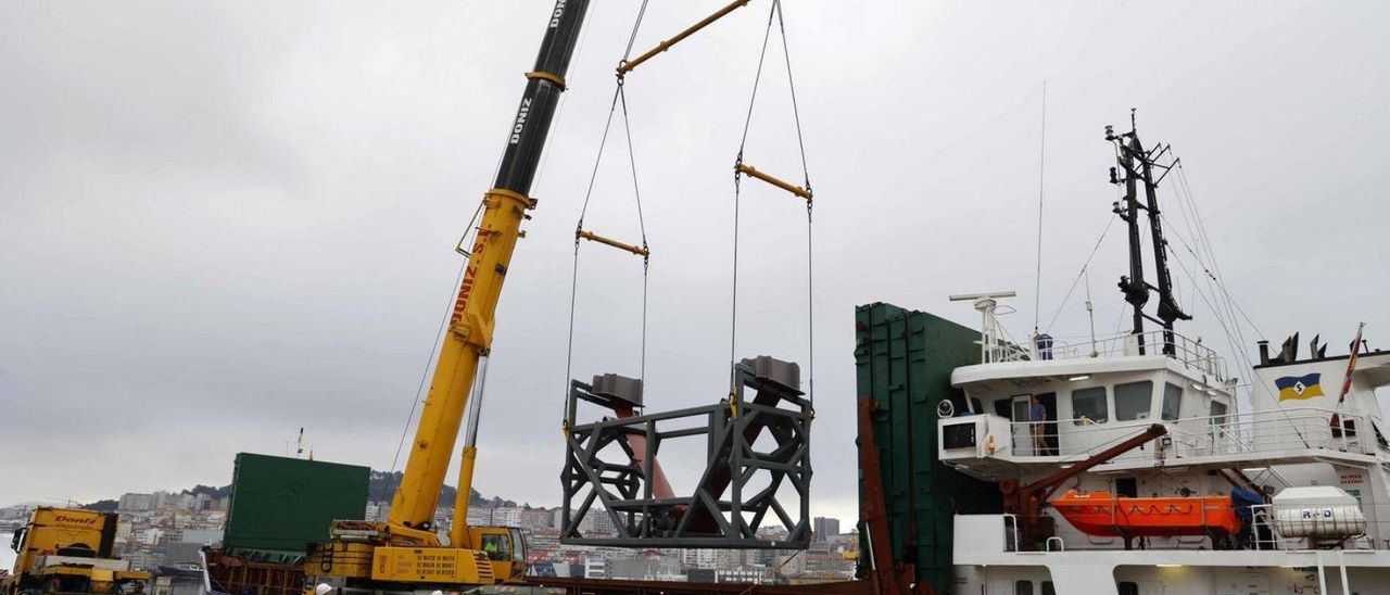Carga de uno de los arbotantes para Meyer Werft ayer en la terminal de Bouzas.