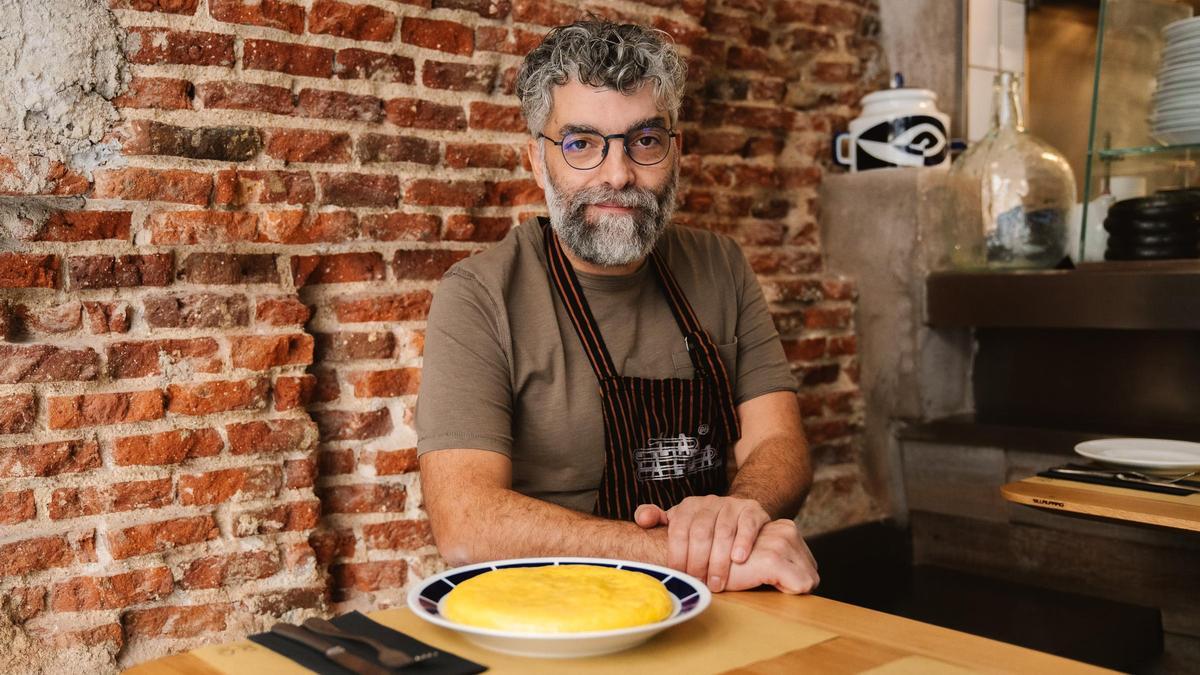 Xan Otero, fundador de La Falda, en Lavapiés, ante una de las premiadas tortillas del local madrileño.