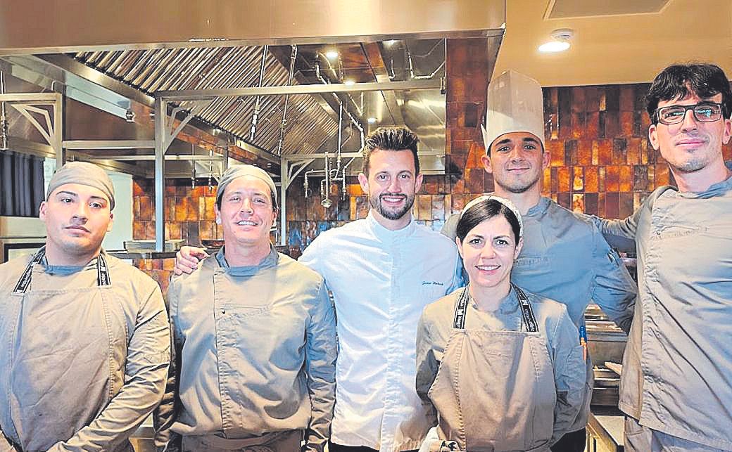 El chef ejecutivo de Shima, Javier Hoebeeck, con su equipo.